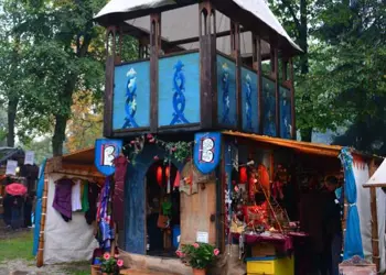 Yaras Seide und Geschmeide